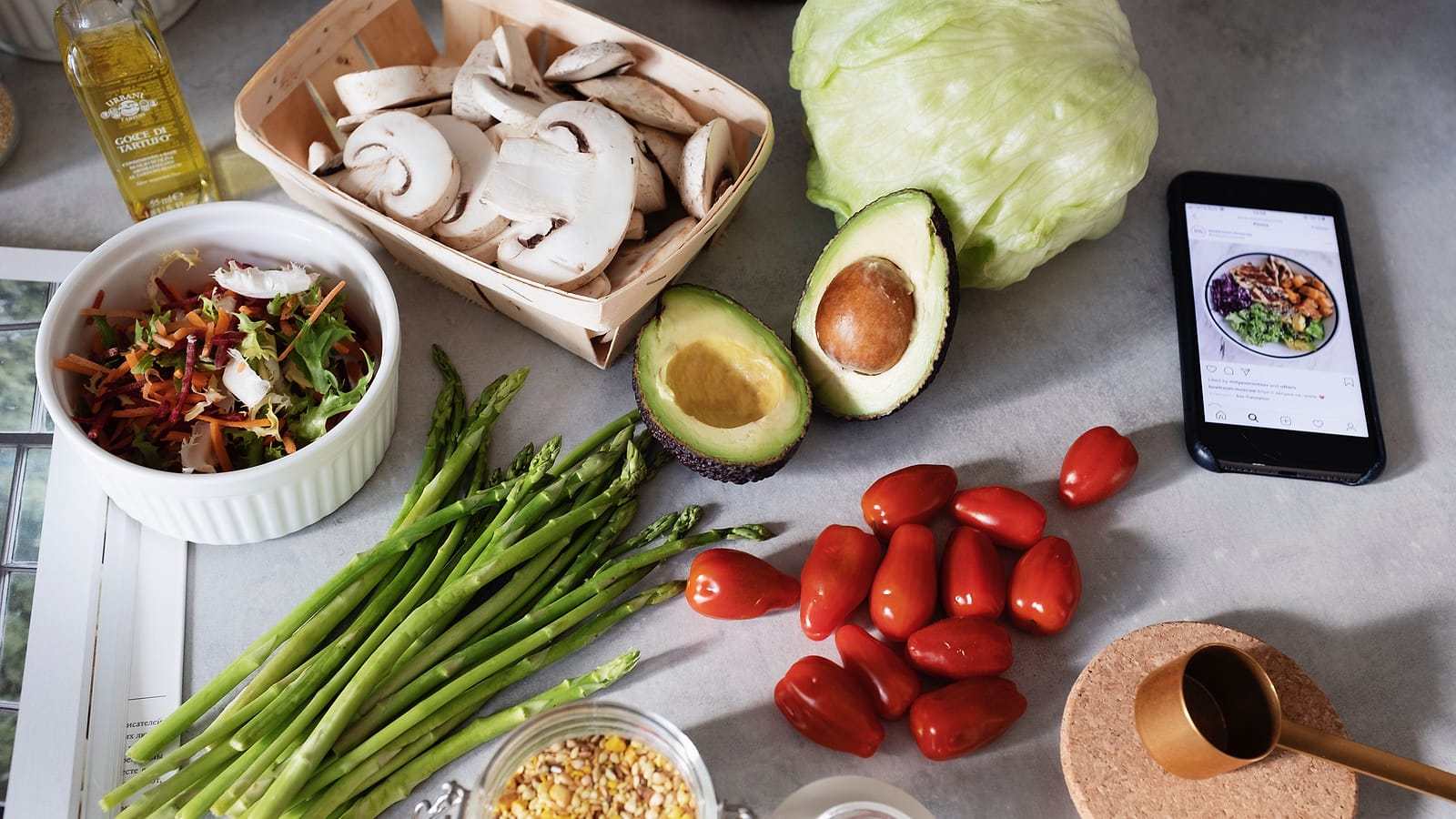 Frisches Gemüse, Salat und Kräuter auf einer Küchenarbeitsplatte