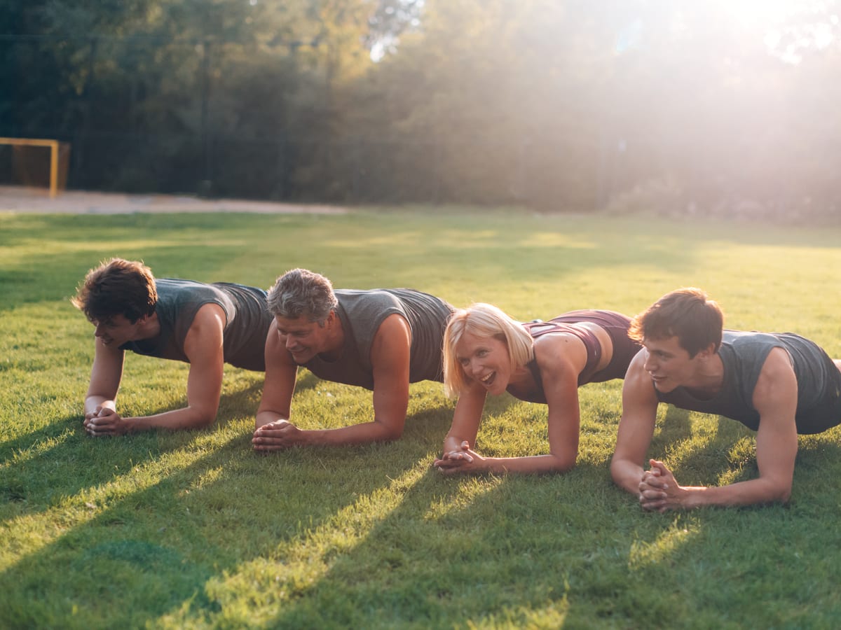 Kleine Functional-Training-Gruppe mit Kettlebells