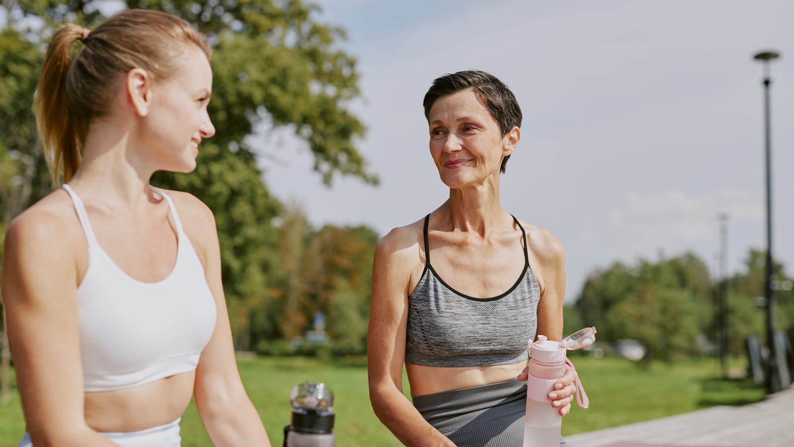 Zwei Frauen im Gespräch nach dem Yoga im Park
